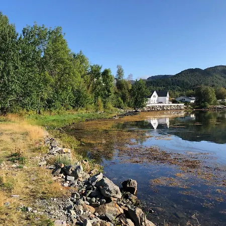 Fjordly Ungdomssenter Хостел Bryggja